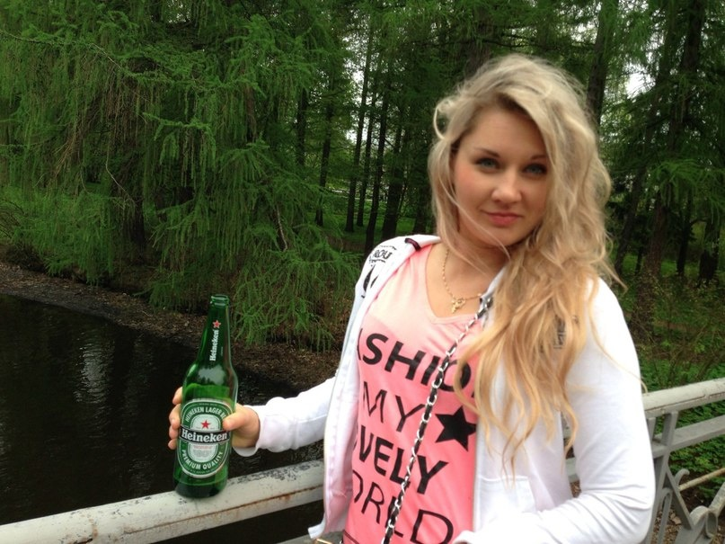 Симпатичная блондинка демонстрирует свое тело и пускается по кругу – фото 2