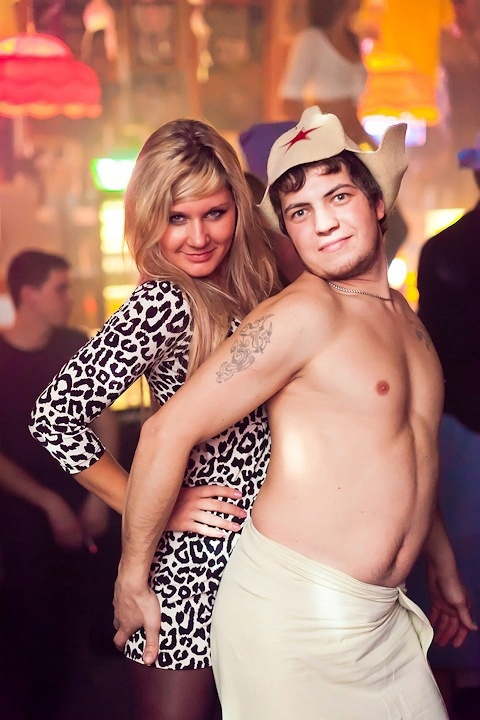 Симпатичная блондинка демонстрирует свое тело и пускается по кругу – фото 17