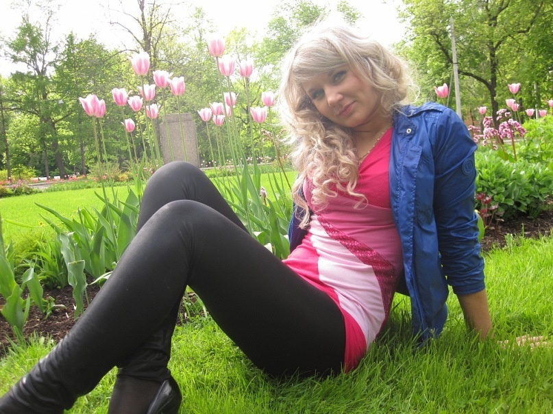 Симпатичная блондинка демонстрирует свое тело и пускается по кругу – фото 31