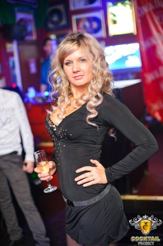 Симпатичная блондинка демонстрирует свое тело и пускается по кругу – фото 50