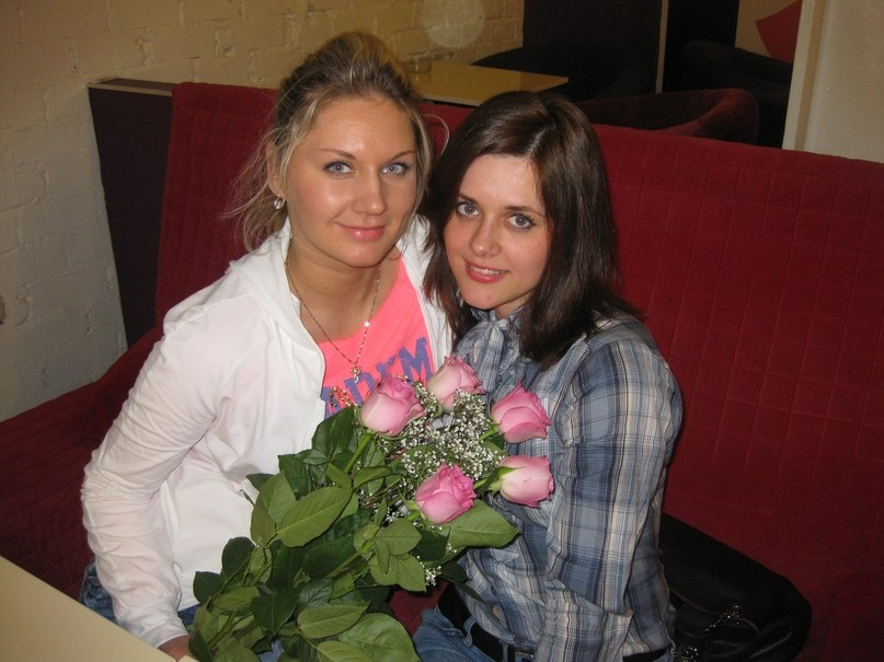 Симпатичная блондинка демонстрирует свое тело и пускается по кругу – фото 171