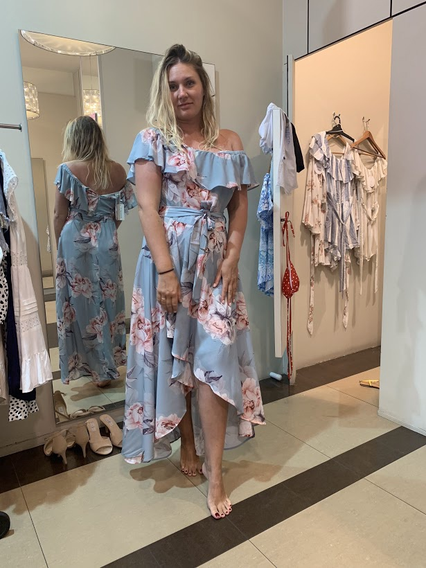 Симпатичная блондинка демонстрирует свое тело и пускается по кругу – фото 172