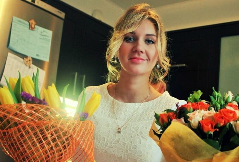 Симпатичная блондинка демонстрирует свое тело и пускается по кругу – фото 231