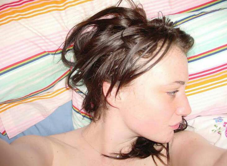 Фото Фото грудастой девушки. Она демонстрирует свою стройную фигуру, привлекательную грудь и естественную интимную зону.