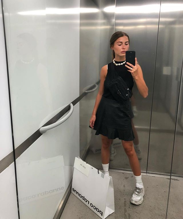 Красивая грудь стройной девушки на отдыхе – фото 2