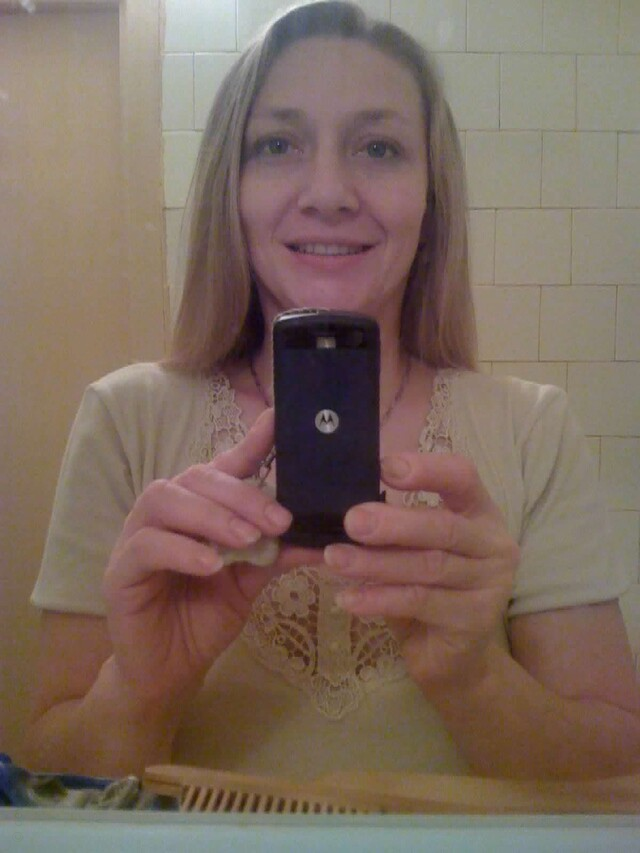 Фото Взрослая женщина выглядит потрясающе на своих домашних снимках