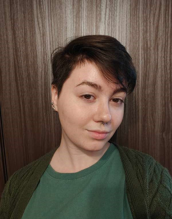 Коротко стриженная красотка с привлекательной внешностью – фото 3