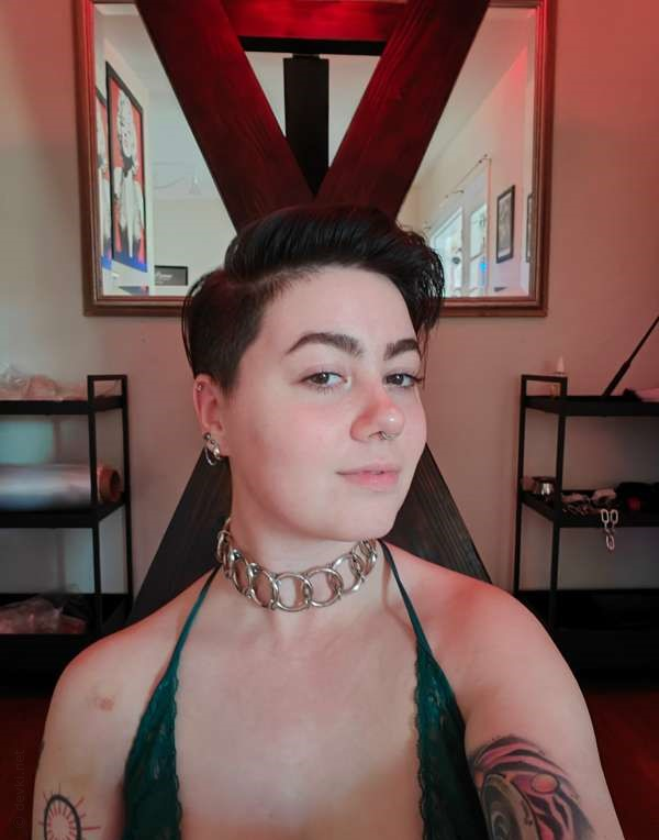 Коротко стриженная красотка с привлекательной внешностью – фото 10