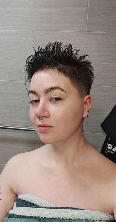 Коротко стриженная красотка с привлекательной внешностью – фото 14