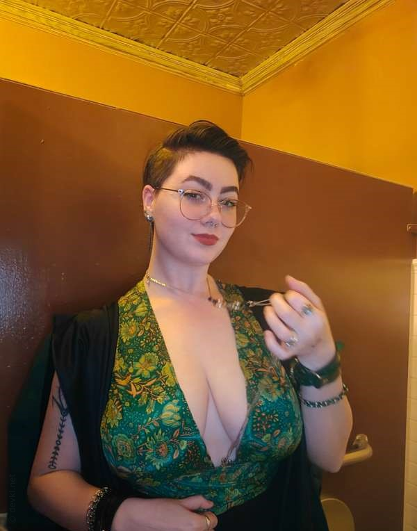 Фото Коротко стриженная красотка с привлекательной внешностью