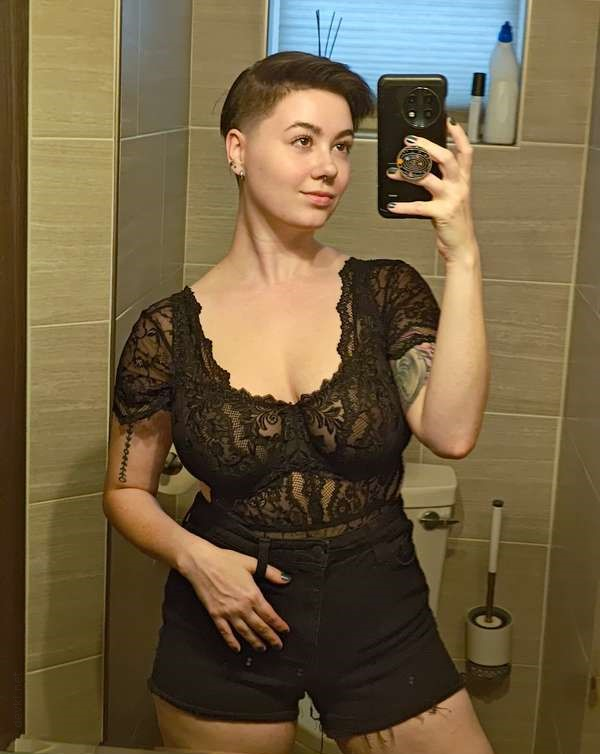 Коротко стриженная красотка с привлекательной внешностью – фото 19