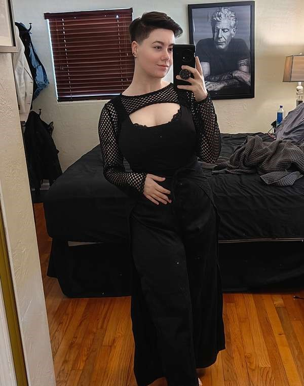 Коротко стриженная красотка с привлекательной внешностью – фото 24