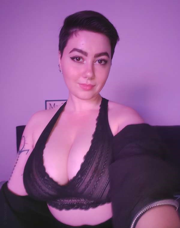 Коротко стриженная красотка с привлекательной внешностью – фото 25