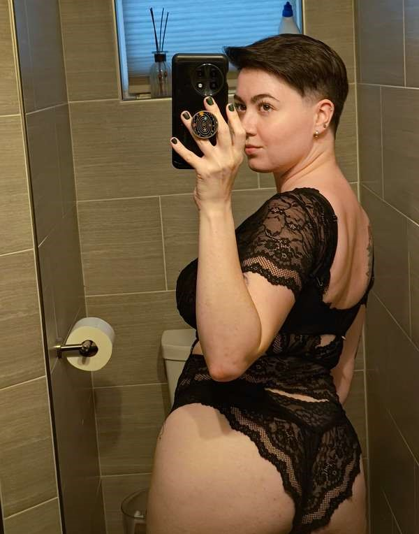 Коротко стриженная красотка с привлекательной внешностью – фото 40