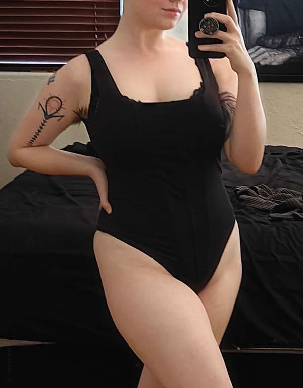 Коротко стриженная красотка с привлекательной внешностью – фото 41