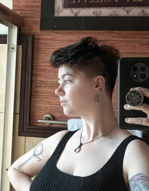Коротко стриженная красотка с привлекательной внешностью – фото 42