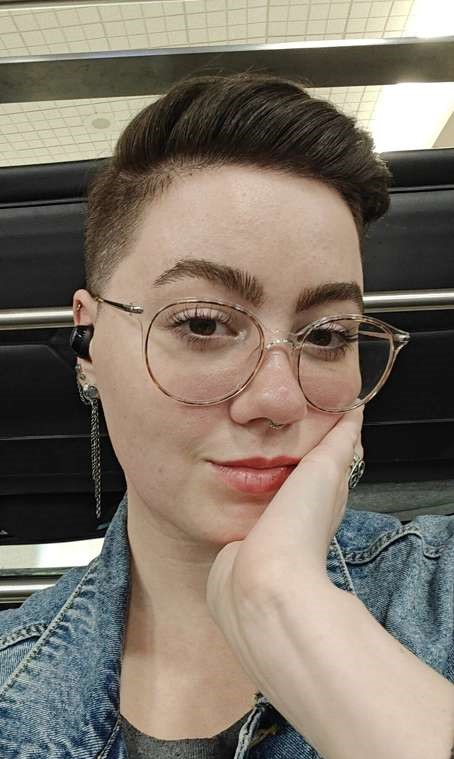 Коротко стриженная красотка с привлекательной внешностью – фото 49