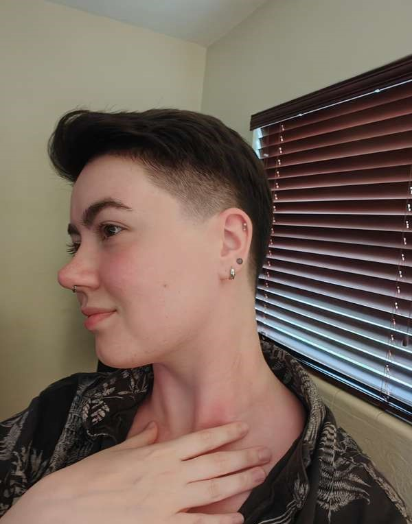 Коротко стриженная красотка с привлекательной внешностью – фото 51