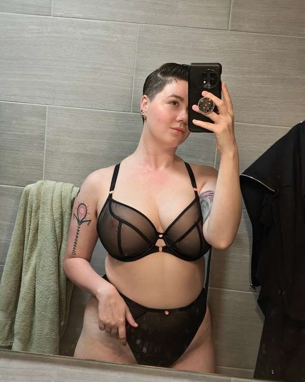 Коротко стриженная красотка с привлекательной внешностью – фото 77