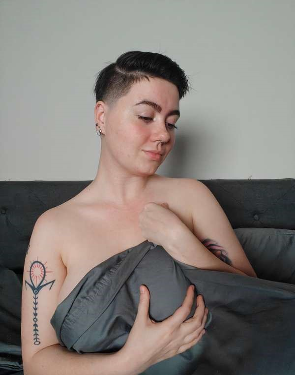 Коротко стриженная красотка с привлекательной внешностью – фото 79