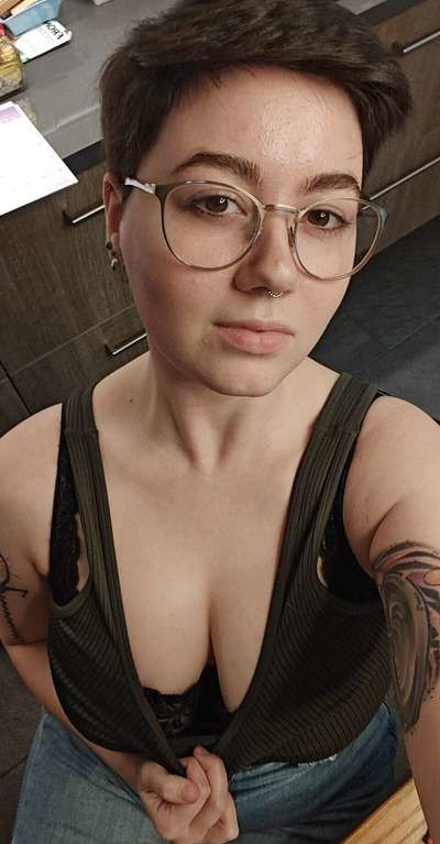 Коротко стриженная красотка с привлекательной внешностью – фото 83