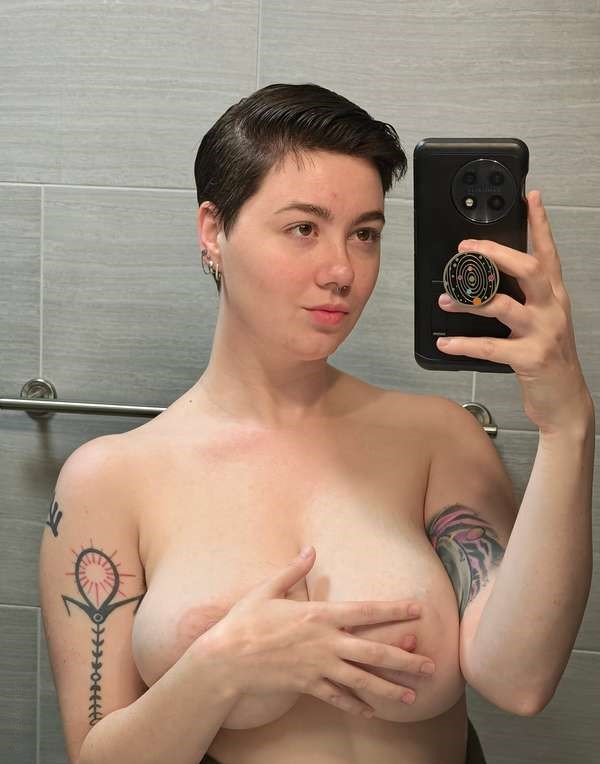 Коротко стриженная красотка с привлекательной внешностью – фото 85