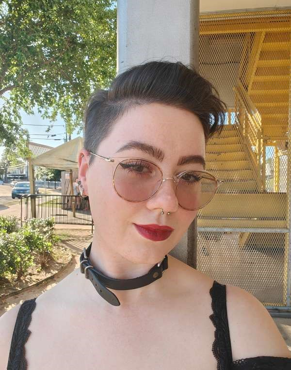 Коротко стриженная красотка с привлекательной внешностью – фото 86