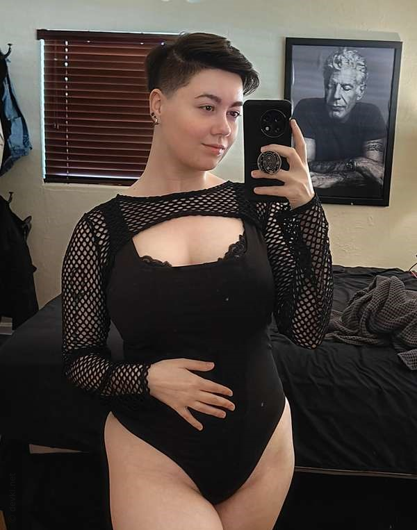 Коротко стриженная красотка с привлекательной внешностью – фото 92