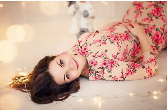 Привлекательная зрелая женщина позирует обнаженной – фото 6