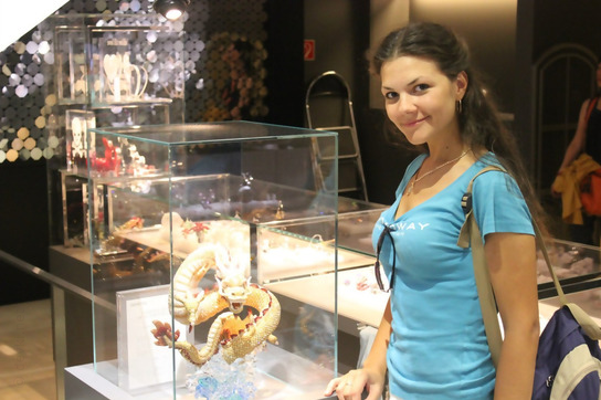 Привлекательная зрелая женщина позирует обнаженной – фото 14