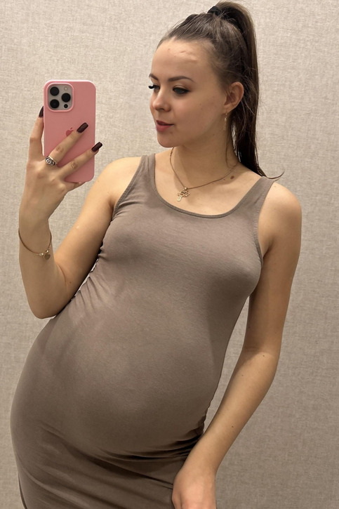 Фото Девушка демонстрирует как она выглядит в беременном виде