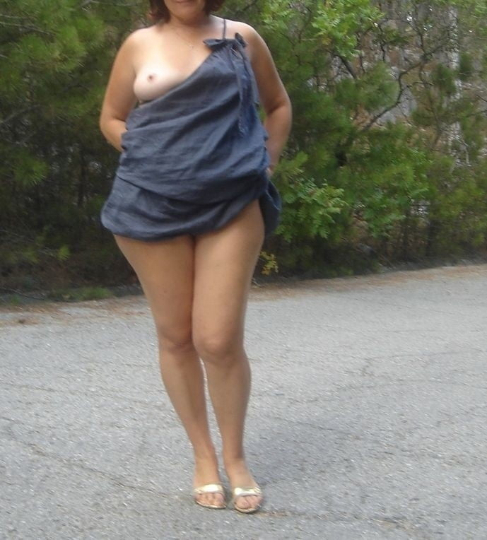 Взрослая женщина выглядит особенно сексуально в лесу на свежем воздухе – фото 9