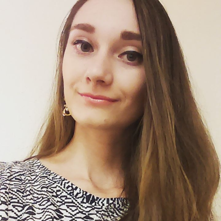 Фото Худенькая и соблазнительная девушка снимает с себя одежду и демонстрирует свое идеальное тело