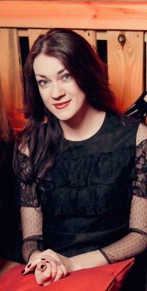 Улыбчивая зрелая дама с удовольствием показала голое тело – фото 3