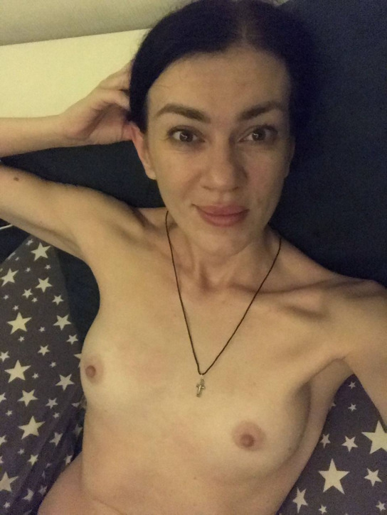 Улыбчивая зрелая дама с удовольствием показала голое тело – фото 6