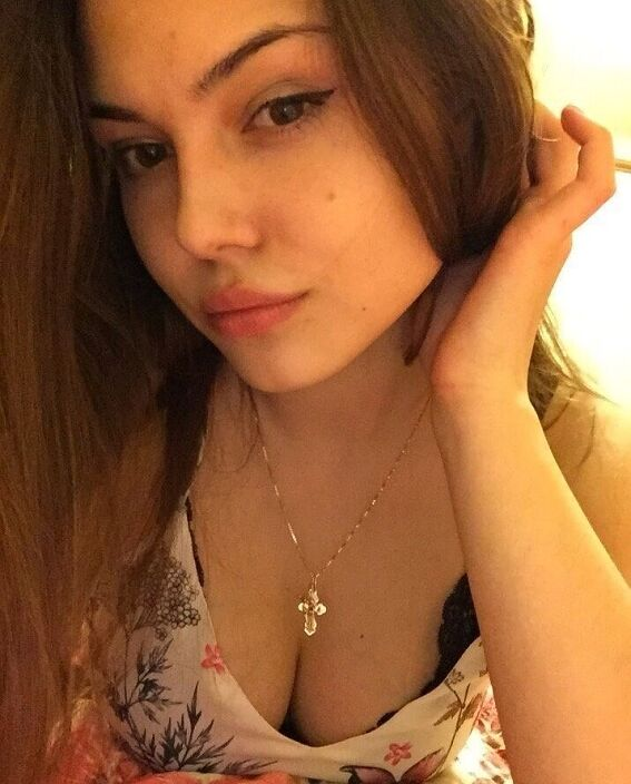 Девчонка решила показать свои прелести, вот фото для оценки – фото 2