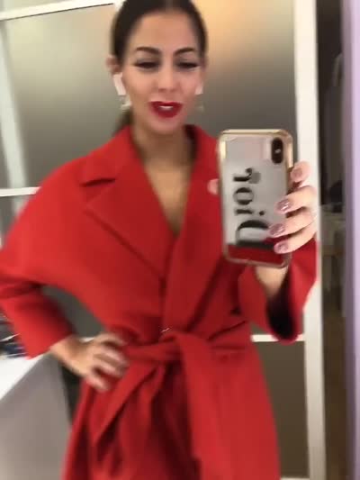 Фото Девушка скинула пальто и показала свое красивое голое тело