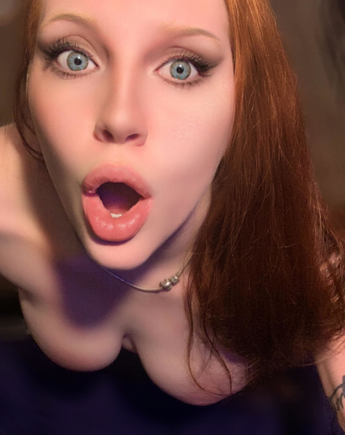 Полненькая рыжеволосая девушка показала свои формы и раздетое тело – фото 19