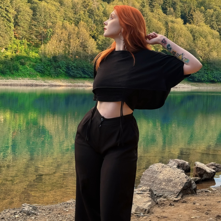 Фото Сексуальная и привлекательная женщина с яркими рыжими волосами красиво показывает себя голой