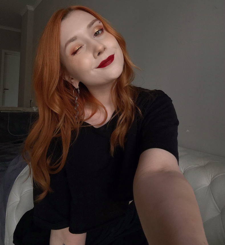 Сексуальная и привлекательная женщина с яркими рыжими волосами красиво показывает себя голой – фото 17