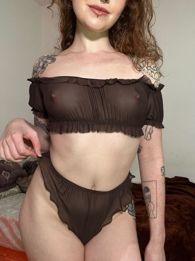 Фото Рыжеволосая привлекательная дама сделала откровенное селфи