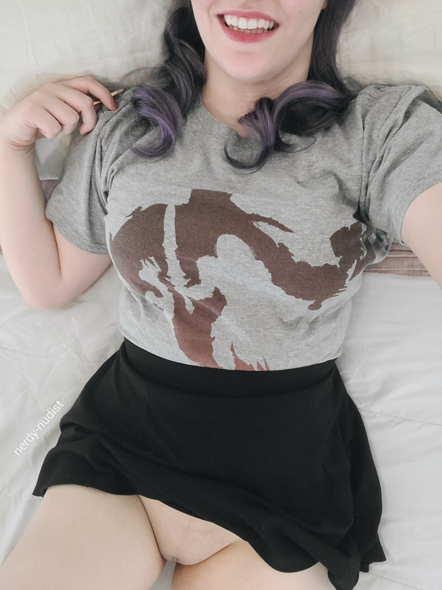 Attractive girl boldly shows her naked body and looks adorable with glasses on – photo 18