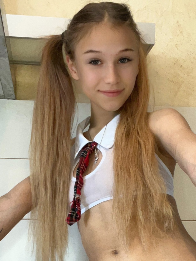 Миниатюрная девушка красиво позирует без одежды – фото 15