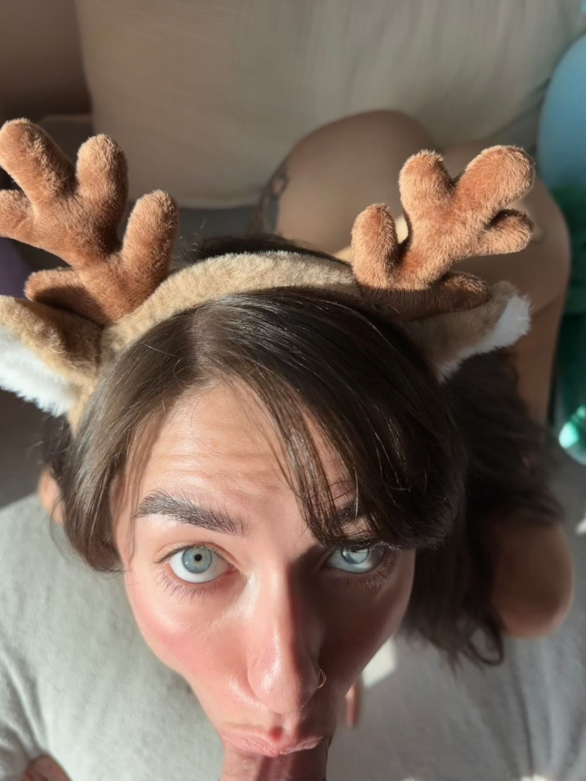 Откровенный взгляд девушки во время орального секса – фото 10