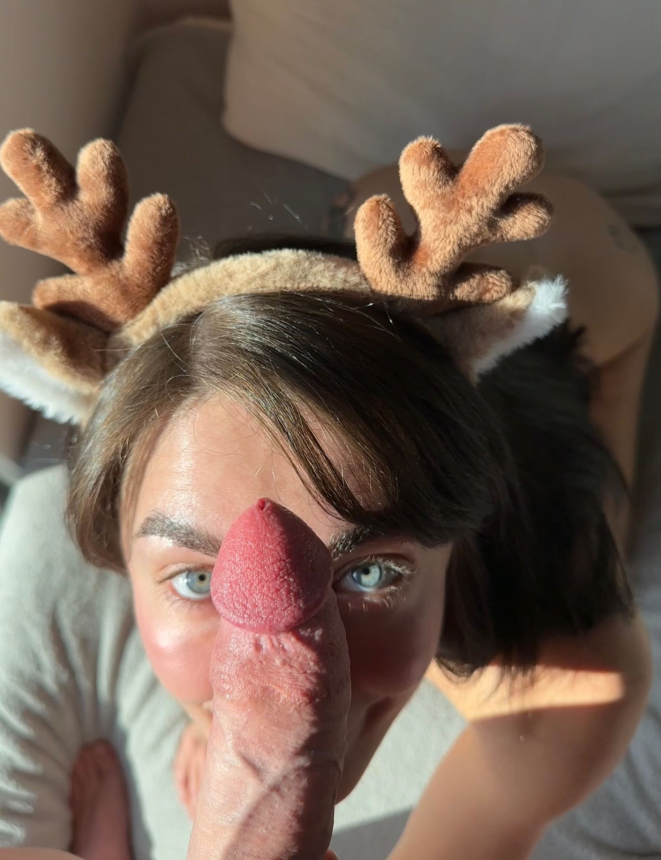 Откровенный взгляд девушки во время орального секса – фото 11