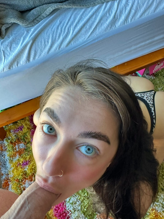 Откровенный взгляд девушки во время орального секса – фото 22