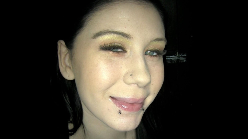 Девушка делает минет и принимает сперму в рот через Gloryhole – фото 6