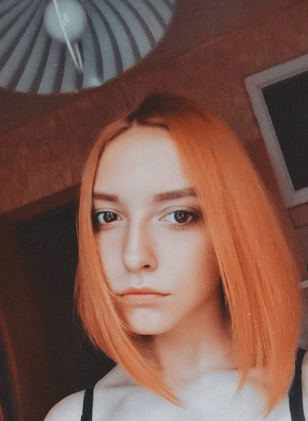 Фото Голая рыжеволосая девушка стоит раком