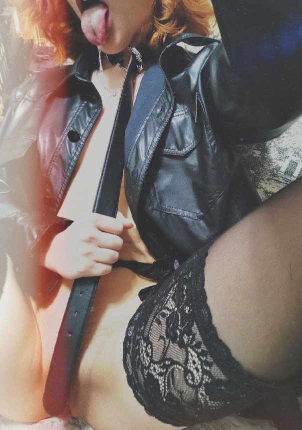 Голая рыжеволосая девушка стоит раком – фото 9