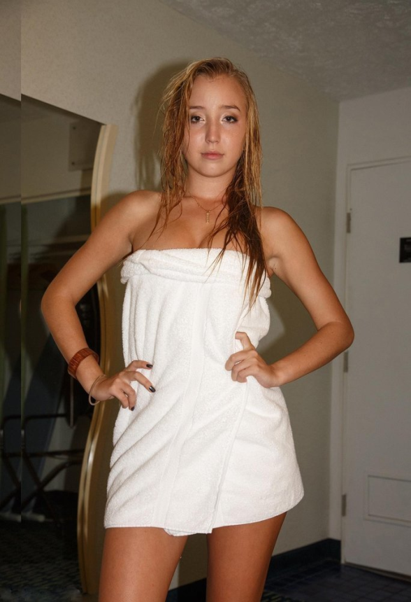 Молодая блондинка снимает одежду и позирует обнаженной в номере отеля – фото 2